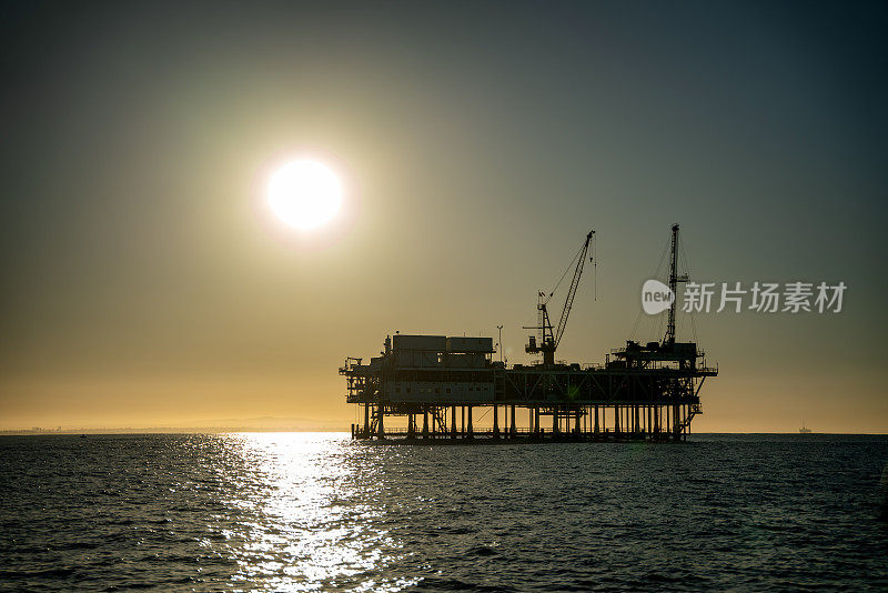 在一个晴朗的早晨，在加利福尼亚州长滩/洛杉矶的黄昏时分，关闭离岸石油和天然气钻井平台